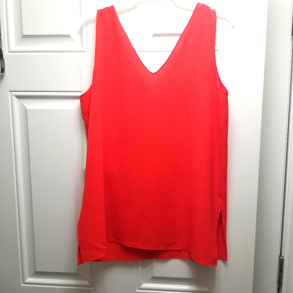 Silky v-neck top, flirty hemline